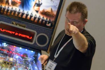 Pinball Expo Chicago: Steve Ritchie vor dem Game-of-Thrones Flipperautomaten.