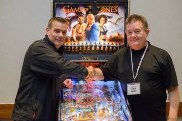Pinball Expo Chicago: Steve Ritchie und Daniel Schwarz vor dem Game-of-Thrones LE.