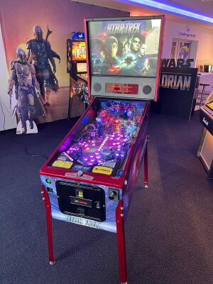 Frontalansicht gebrauter Star Trek Flipperautomat